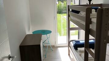 6 habitaciones, tabla de planchar con plancha y cuna de viaje