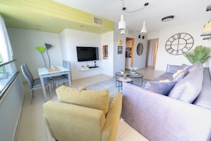 Apartamento design, vista para a cidade | Área de estar | TV LCD