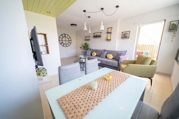Appartement Design, vue sur la ville | Aire de séjour | Téléviseur ACL