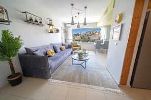 Appartement Design, vue sur la ville | Aire de séjour | Téléviseur ACL