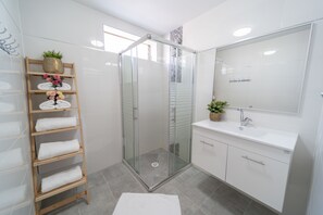Apartment, Mehrere Betten, Nichtraucher, Stadtblick | Badezimmer | Dusche, kostenlose Toilettenartikel, Haartrockner, Handtücher