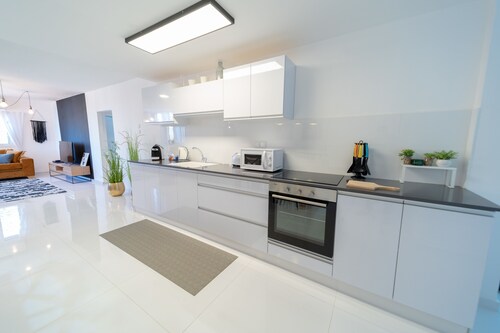 YalaRent Sunny 3BR APT - Families only