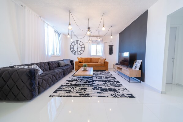 Apartment, Multiple Beds, Non Smoking, City View | Living area