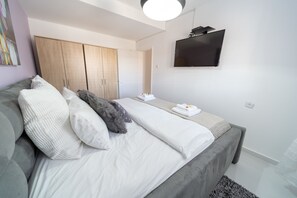 Apartment, Multiple Beds, Non Smoking, City View | 3 bedrooms, in-room safe, individually decorated, individually furnished