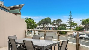 Outdoor dining - Pipis On The Beach  1 - 2 Fletcher Street (Byron Bay)