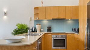 Fridge, microwave, oven, stovetop - Pipis On The Beach  1 - 2 Fletcher Street (Byron Bay)