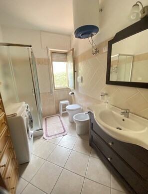 Regadera, secadora de cabello, bidet, toallas 