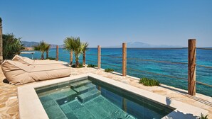 Waterfront Villa with Private Pool | Oppholdsområde