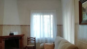 Smart-TV, Kamin, Bücher