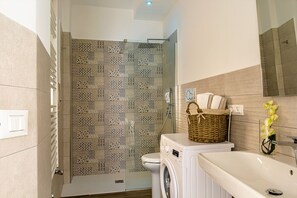 Dusche, Haartrockner, Bidet, Handtücher