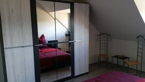 Une chambre à coucher avec un lit, un bureau et une chaise.