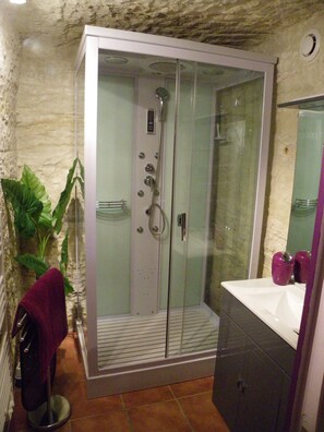 Dusche, Haartrockner, Handtücher, Toilettenpapier