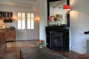 Smart-TV, DVD-Player, Musikbibliothek, Stereoanlage