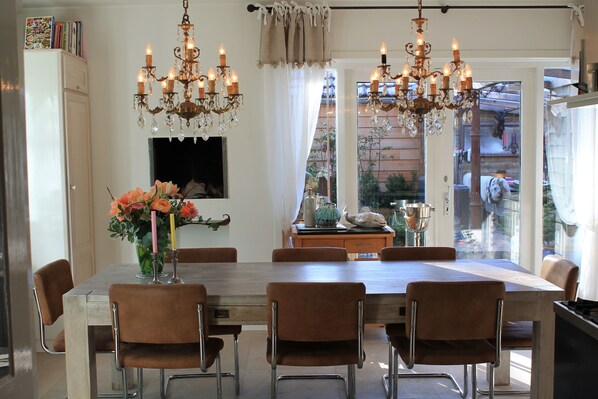 Dining - 2 pers. Villa Donja very idyllic. Directly at the forest and near the beach. (Bergen)