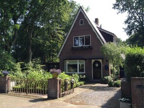 Exterior - 2 pers. Villa Donja very idyllic. Directly at the forest and near the beach. (Bergen)