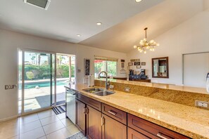 Jääkaappi, mikroaaltouuni, liesi, astianpesukone