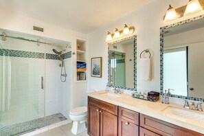 Kostenlose Toilettenartikel, Haartrockner, Handtücher