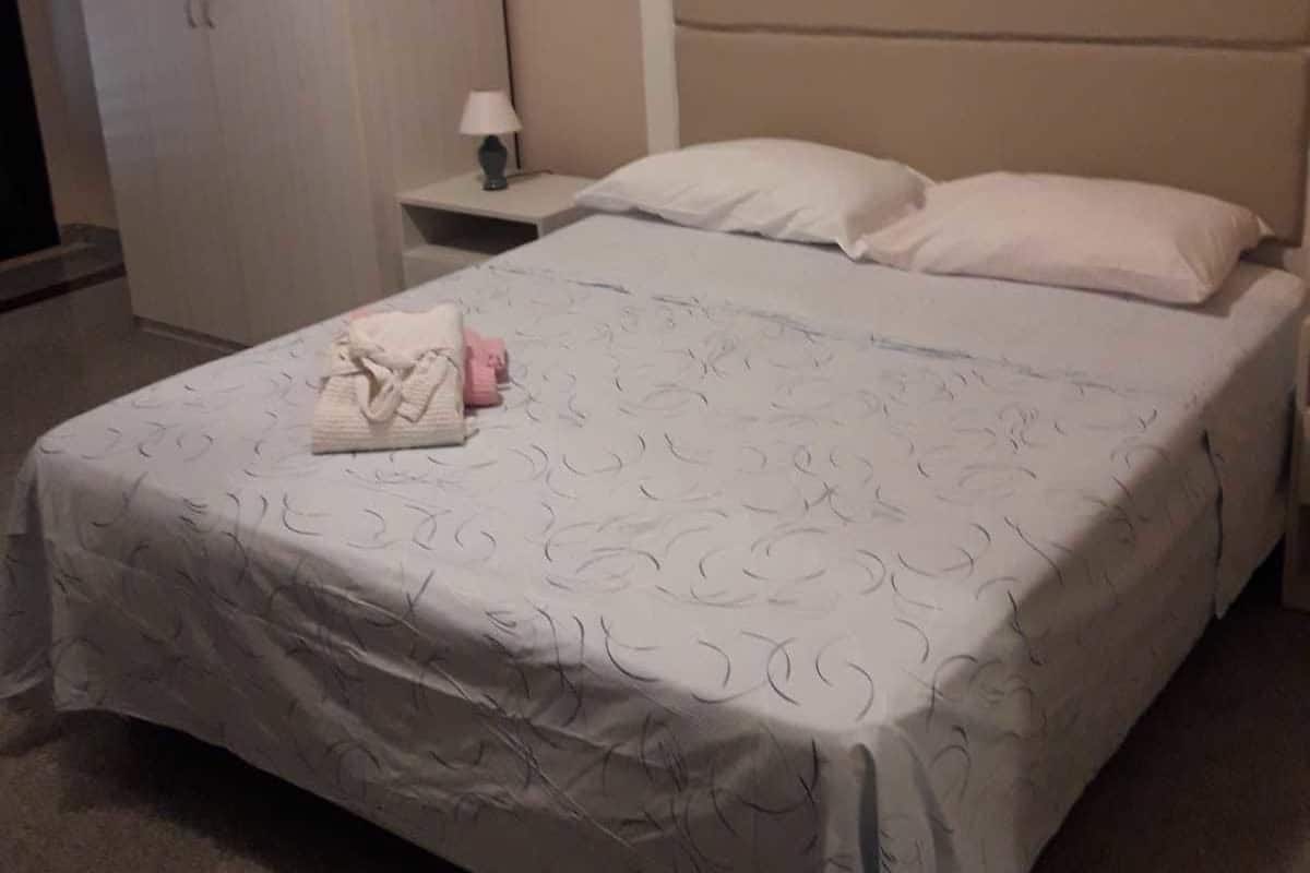 Departamento estándar, vista al patio | Escritorio, tabla de planchar con plancha y wifi gratis 