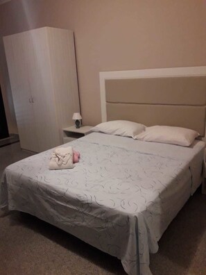 Apartemen Standar, pemandangan halaman | Didekorasi berbeda-beda dan dilengkapi dengan perabotan berbeda-beda