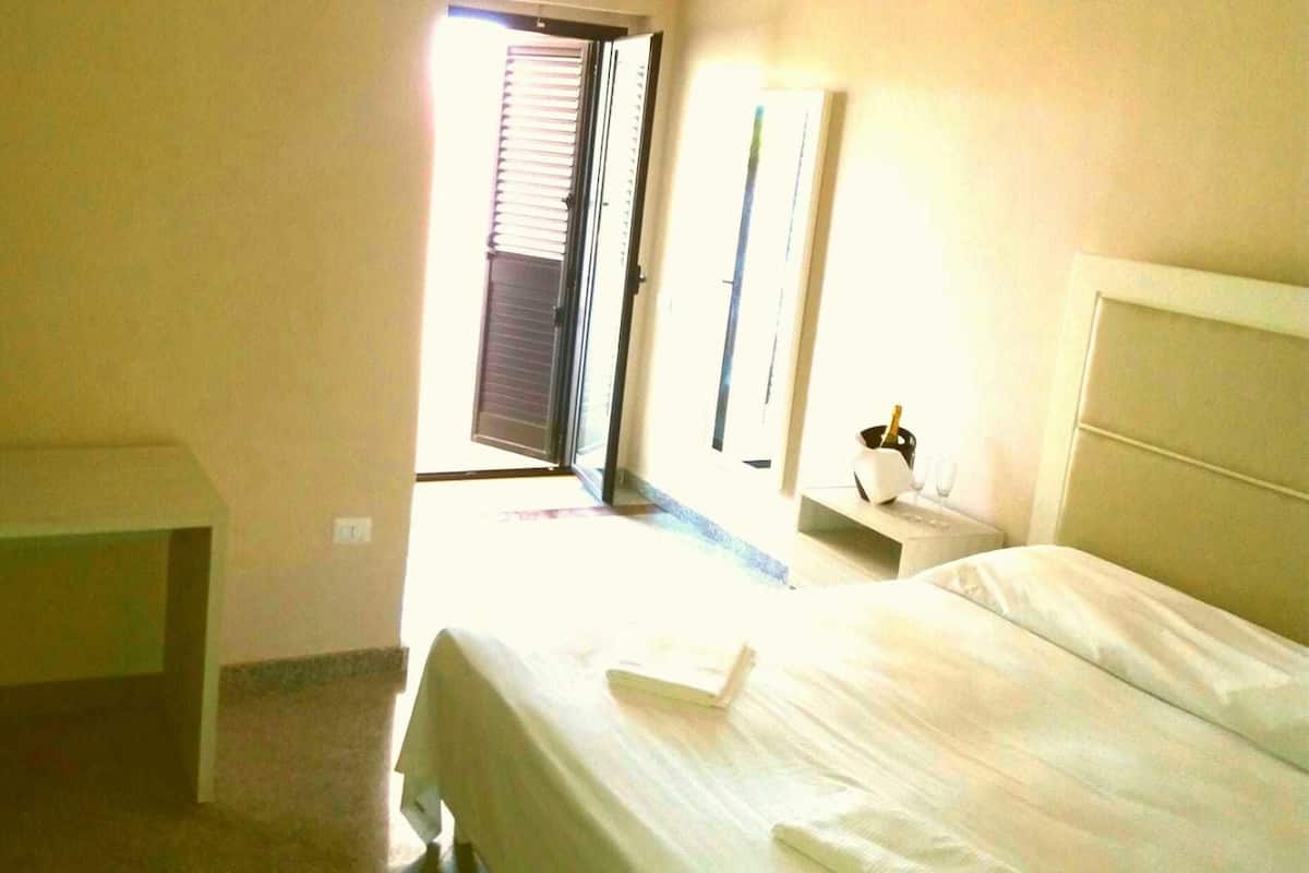 Departamento Confort, vista al patio | Escritorio, tabla de planchar con plancha y wifi gratis 