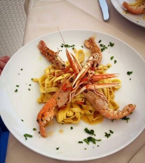 Breakfast, lunch, dinner served; Italian cuisine, garden views  - Florida Beach Residence (Bonifati)