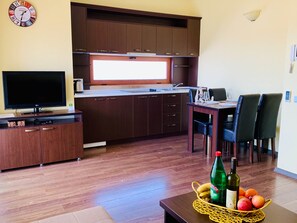 Appartement Confort, vue sur la colline | Cuisine privée | Réfrigérateur, four à micro-ondes, surface de cuisson, cafetière-théière