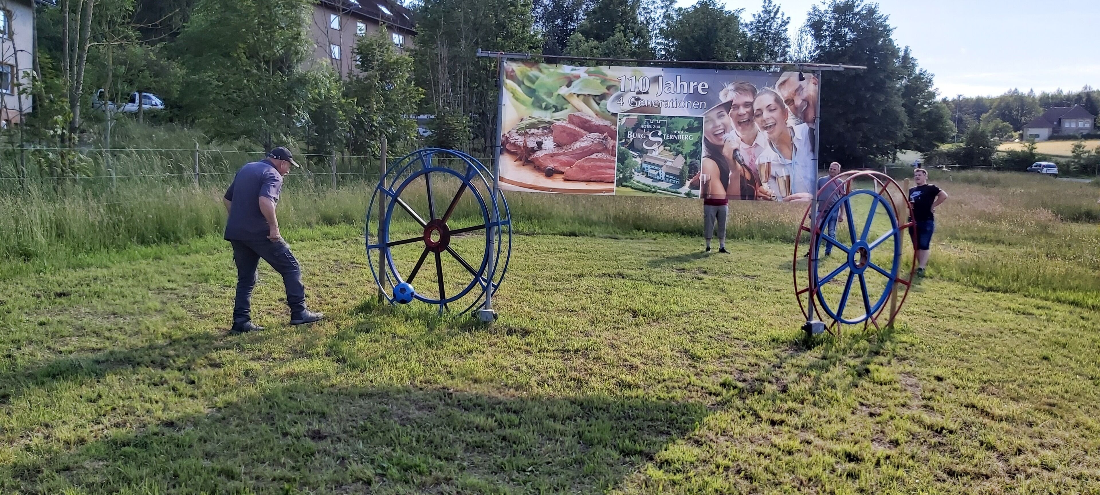 Un espace extérieur verdoyant, avec une grande banderole en arrière-plan.