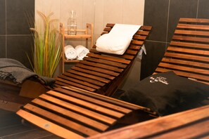 1 treatment room, massages