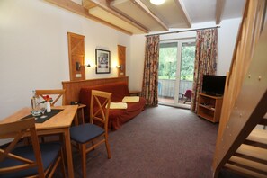 Family Studio, Multiple Beds | Desk, blackout curtains, free WiFi, bed sheets - Hotel Zur Burg Sternberg (Extertal)