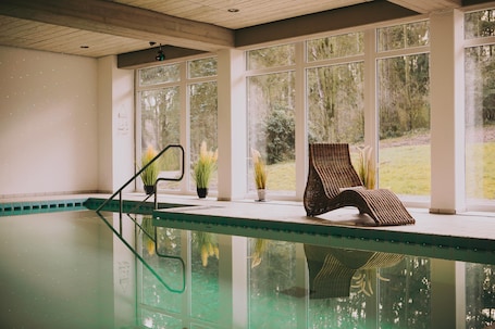 室内游泳池,07:00 至 21:00 开放,日光浴躺椅