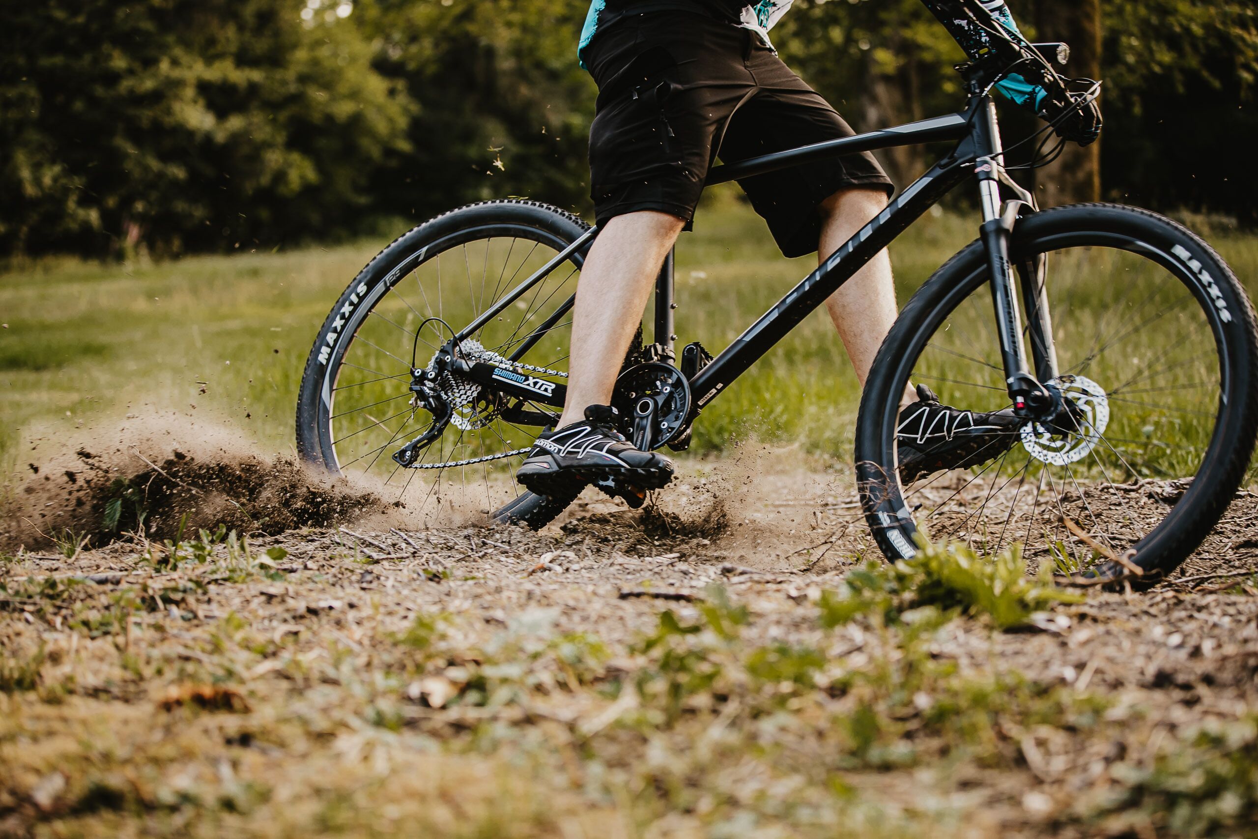 Una persona montando una bicicleta de montaña en un sendero de tierra.