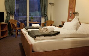 Desk, blackout curtains, free WiFi, bed sheets - Hotel Zur Burg Sternberg (Extertal)