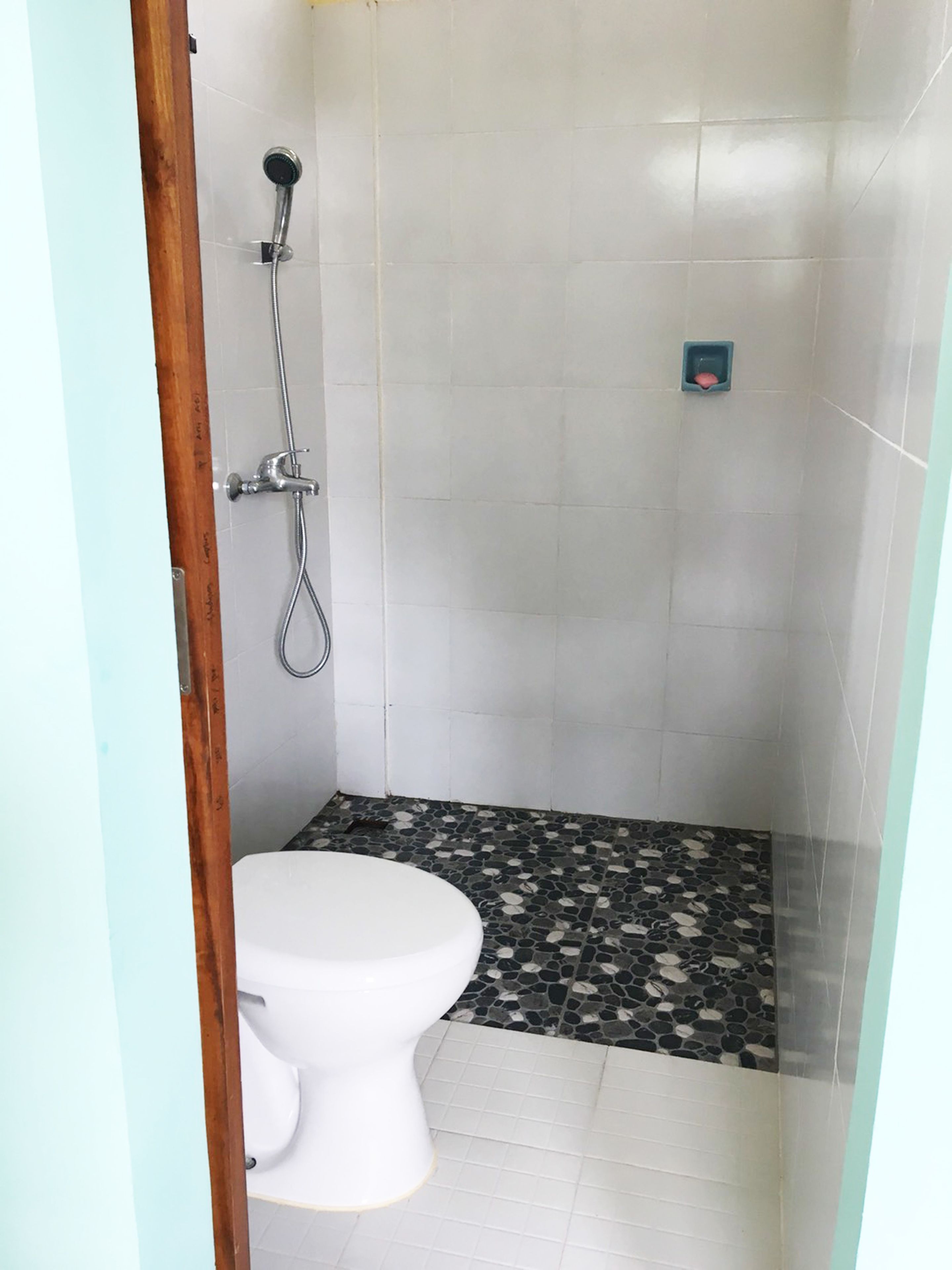 Shower, free toiletries, towels