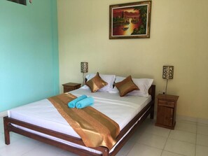 Desk, free WiFi, bed sheets - Repag Wayan Canggu Hostel (Canggu)