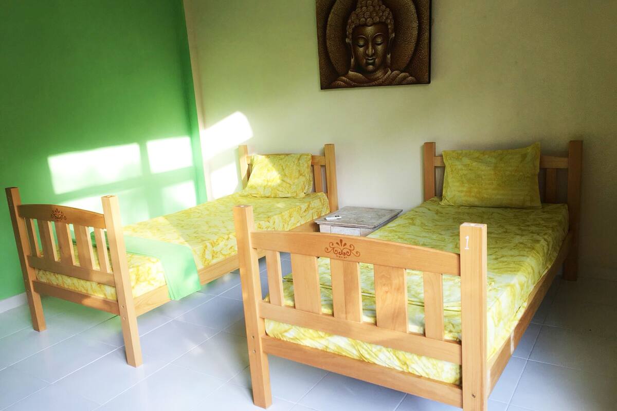 Standard Twin Room | Desk, WiFi (free), bed sheets