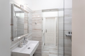 Luxury Apartment | Bathroom
