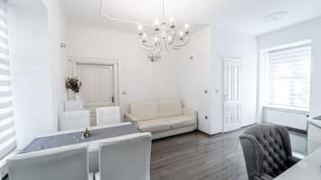 Luxury Apartment | Ruang tamu | TV skrin rata