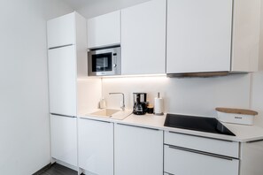 Luxury Apartment | Private kitchen | Fridge, microwave, oven, stovetop - Kenti Residence (Ljubljana)