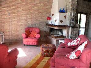 Een televisie en een open haard