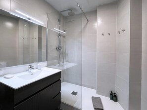 Dusche, Haartrockner, Handtücher