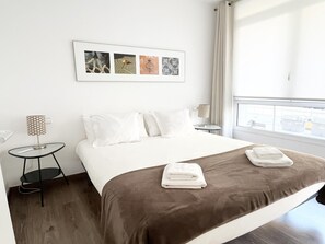 2 slaapkamers, een strijkplank/strijkijzer, internet, beddengoed