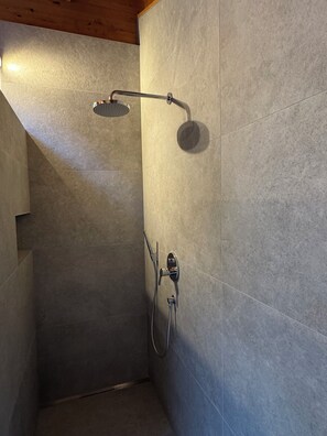 Combined shower/bathtub, hair dryer, towels, soap - Beautiful apartment in an ideal location for a relaxing, restful vacation (Hausham - Agathried)