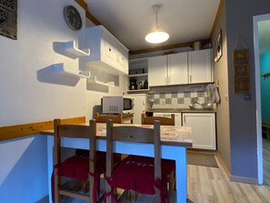 Fridge, microwave, dishwasher - Cozy 3-Room Apartment for 6 with Balcony, Ski-in Access, Near Lift (Valfréjus)