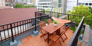 Quarto família, vista para a cidade | Terraço/pátio