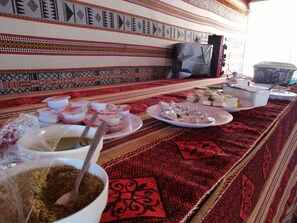 Petit déjeuner composé de spécialités régionales compris tous les jours