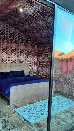 Premium bedding, laptop workspace, bed sheets - Wadi Rum Desert Tours Camp (Wadi Rum)