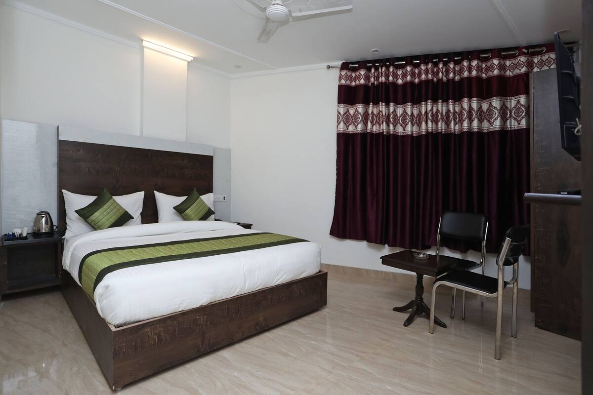 Deluxe Double Room, 1 King Bed, Non Smoking, City View | 20 bedrooms, premium bedding, down comforters, in-room safe