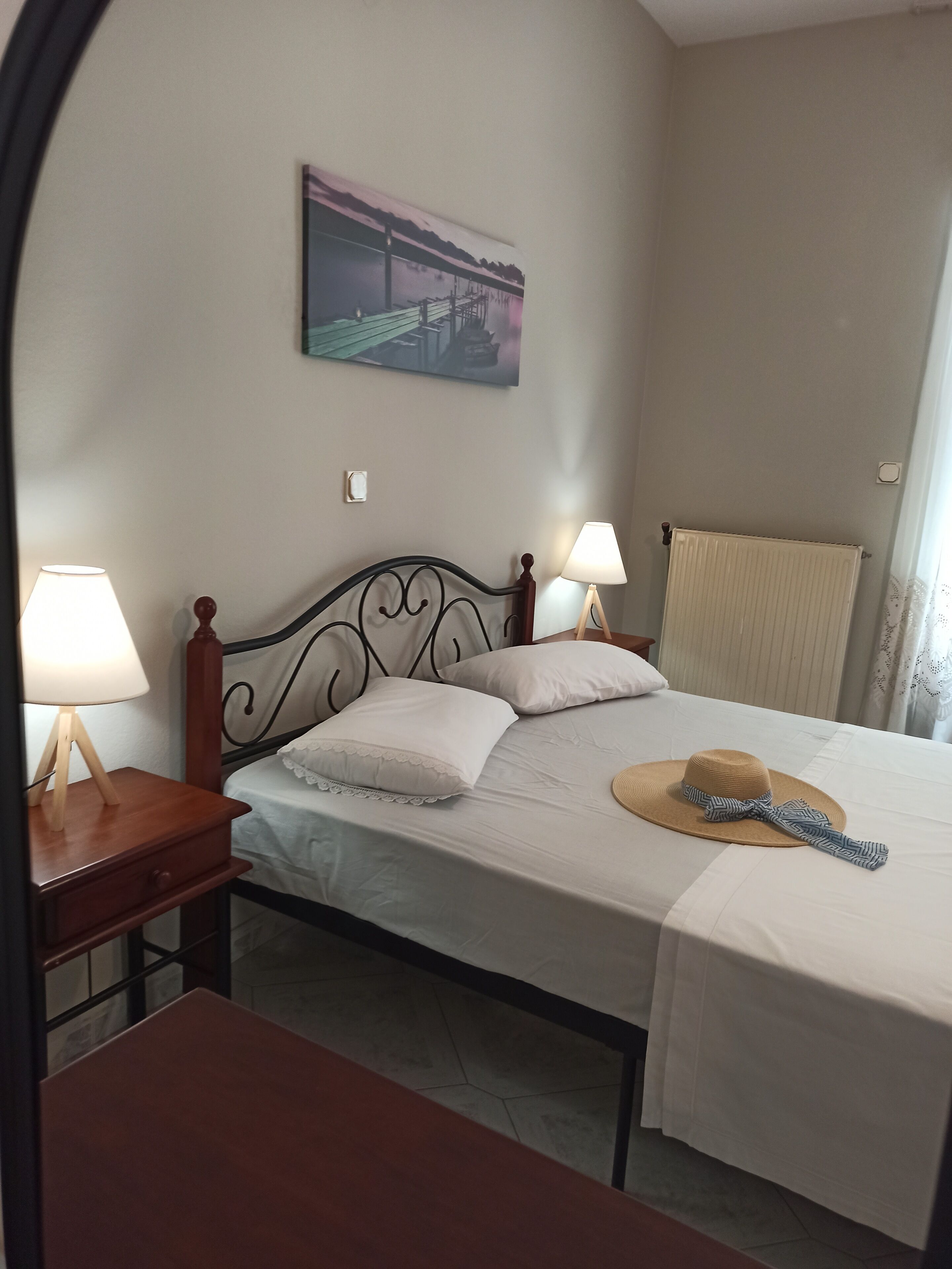 Tabla de planchar con plancha, wifi gratis y ropa de cama 