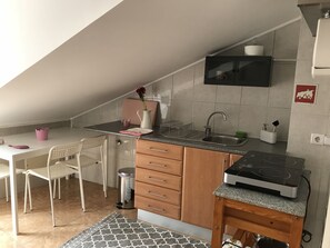 Frigorífico, microondas, placa de cocina y utensilios de cocina