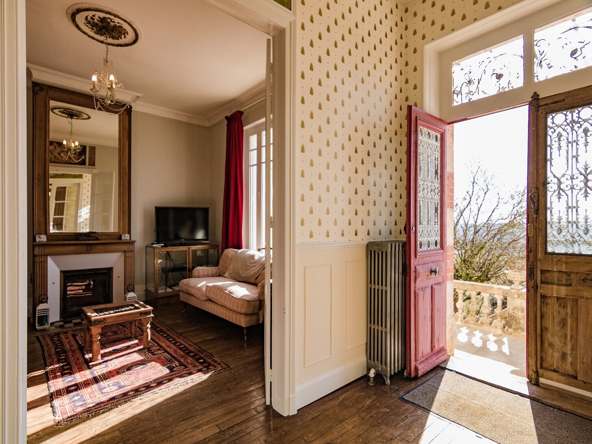 Televisie, een open haard en een tafeltennistafel